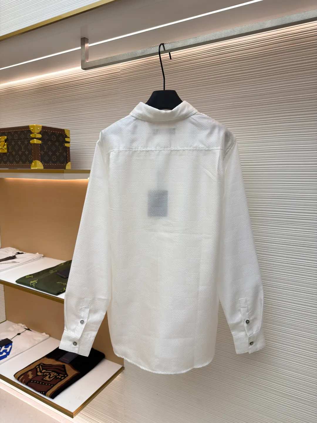 LOUIS VUITTON checkerboard jacquard long-sleeved shirt ●Original version: Purchased and developed by 7269 ●Item number: 1681031-A85 ●Fabric: mulberry silk fabric ●Technology: full-width jacquard production ●Version: fitted version ●Weight: about 280 grams ●Size: S-M-L-XL ●Description: Customized mulberry silk jacquard fabric, 75D high temperature, fermented fabric wash, customized buttons, customized logo, jacquard embellishment to upgrade the gorgeous style of woolen evening suit with exquisite luster texture. The overall wiring is straight and delicate, the fabric is comfortable and soft, and the color is consistent without color difference. It can be matched with the same style to create a fashionable look and control various occasions. Customized accessories, complete with three standards, same style for men and women!